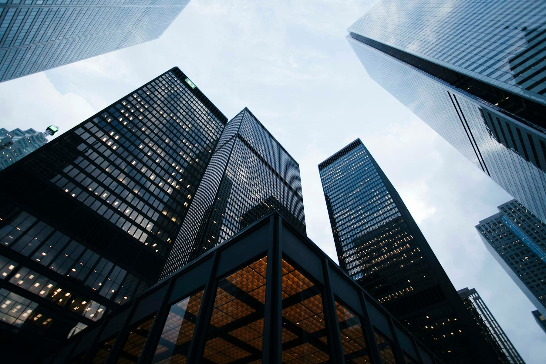 Kawasan finansial sebagai latar ekosistem Averondale Trader