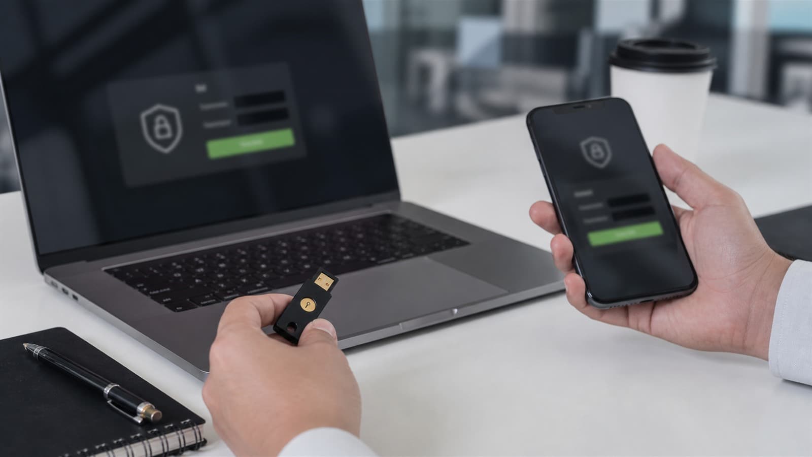 Autentikasi aman dengan kunci perangkat keras, laptop, dan ponsel
